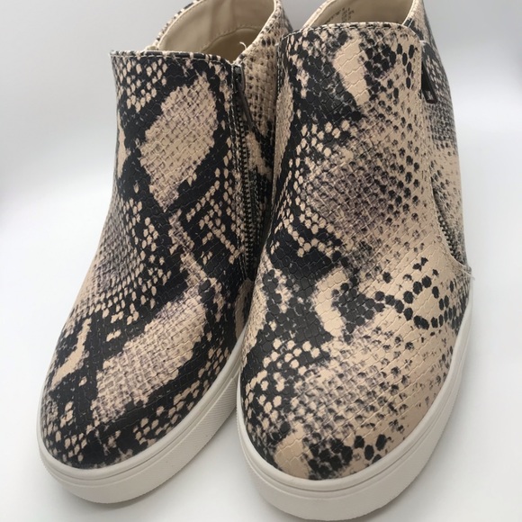 Women’s Fashion Sneakers - Picture 3 of 5